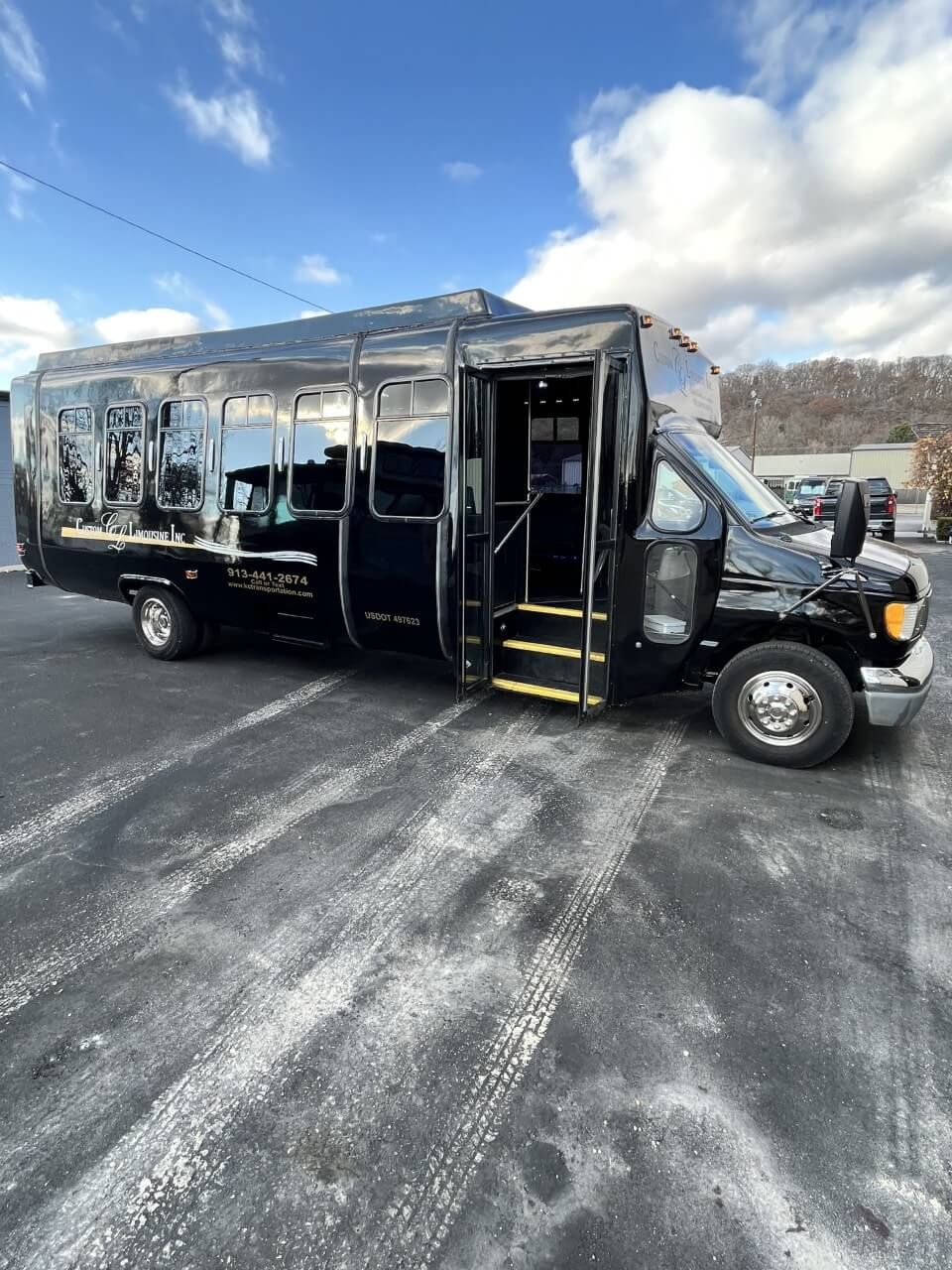 Black limo coach - Custom Limousine Kansas City
