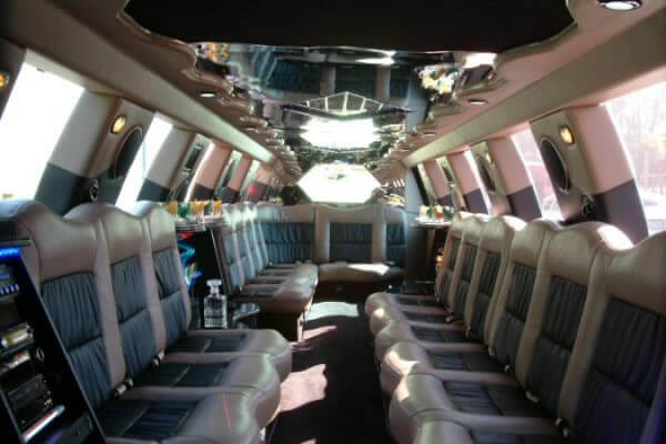 Black Navigator limousine - Custom Limousine Kansas City